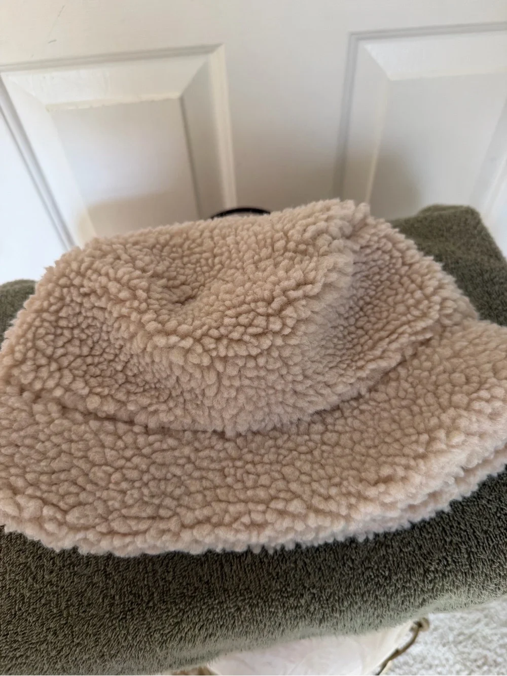 Hunter Plush Sherpa Bucket Hat in Light Beige